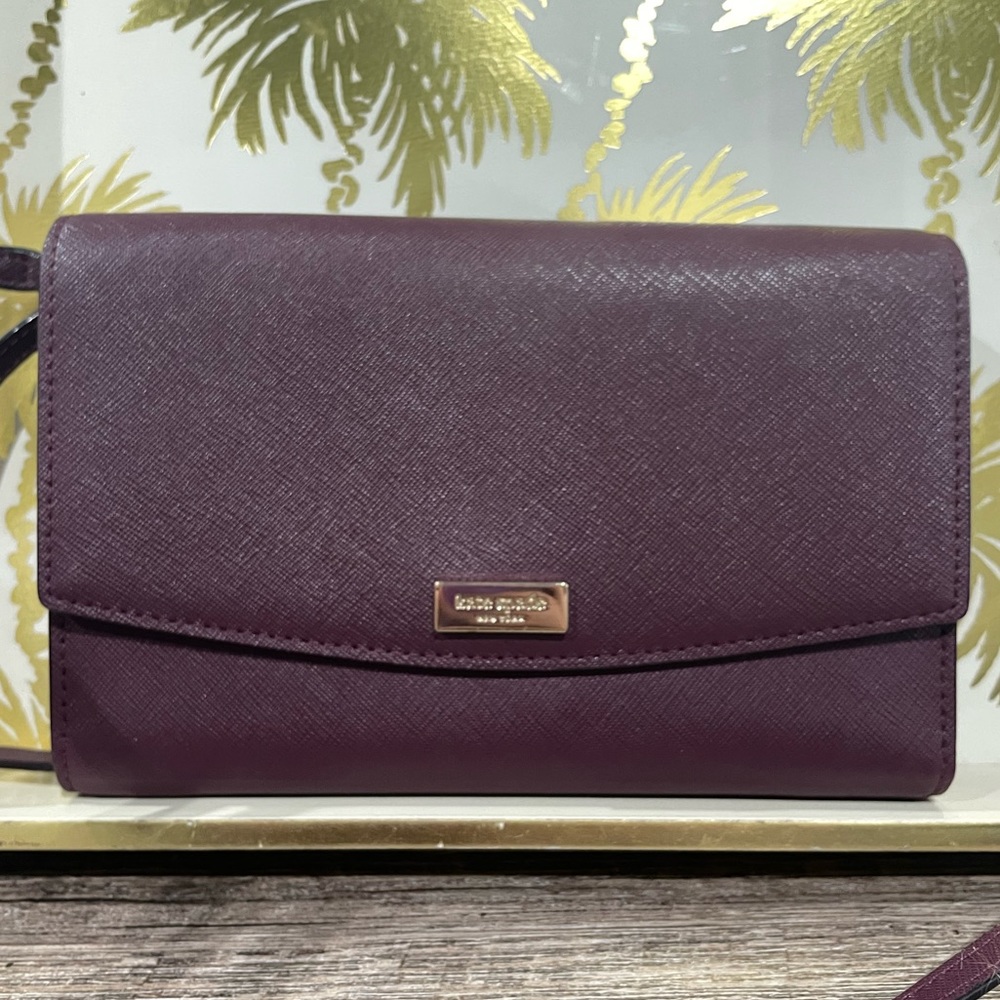 Kate Spade Wallet Crossbody Purse with Removable Strap. Snap and fold out pocket